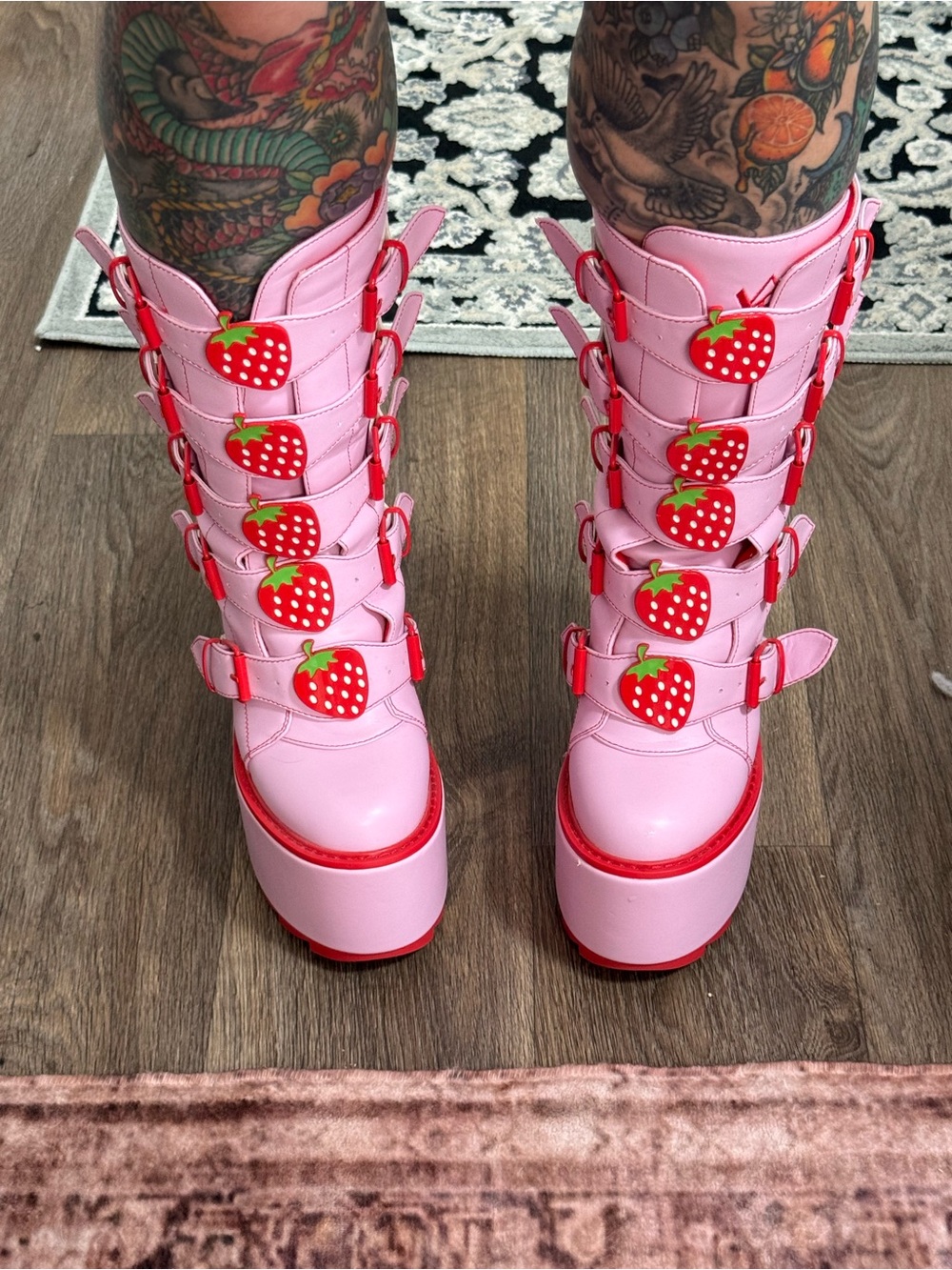 💕RARE Discontinued YRU Pink Strawberry 🍓Buckle Platform Boots Women’s Size 9